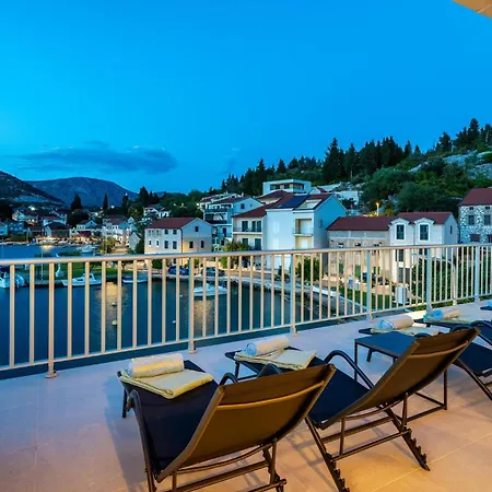 Holiday home In With Harbor View Rogotin